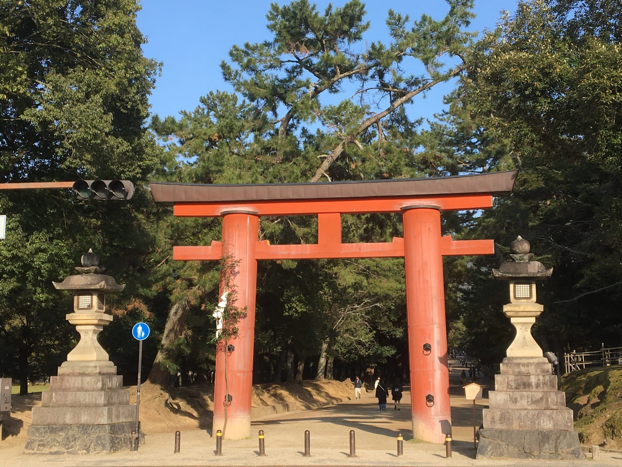 Vers le grand sanctuaire Kasuga-taisha