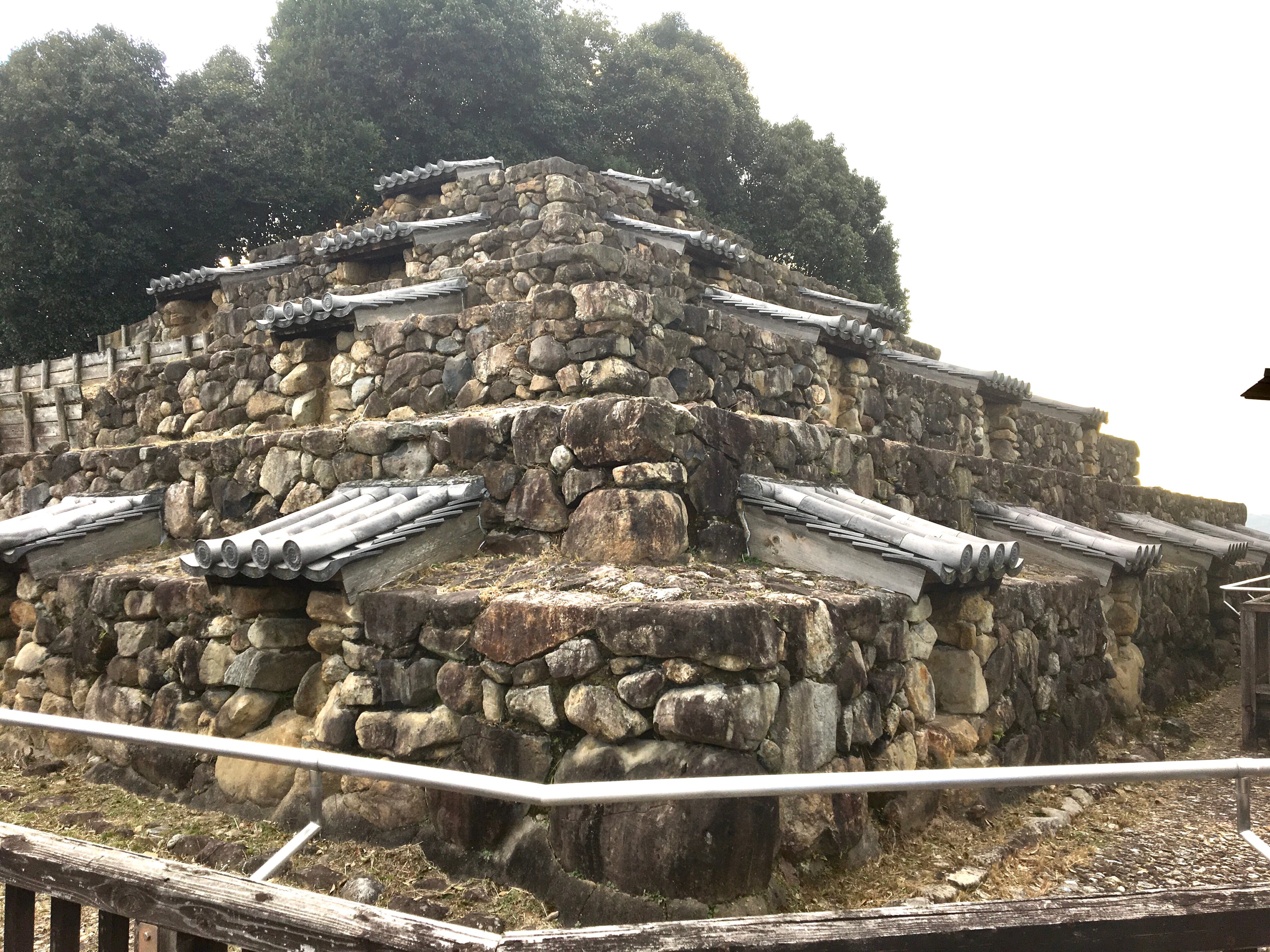 Zuto, pyramide au Japon thumbnail